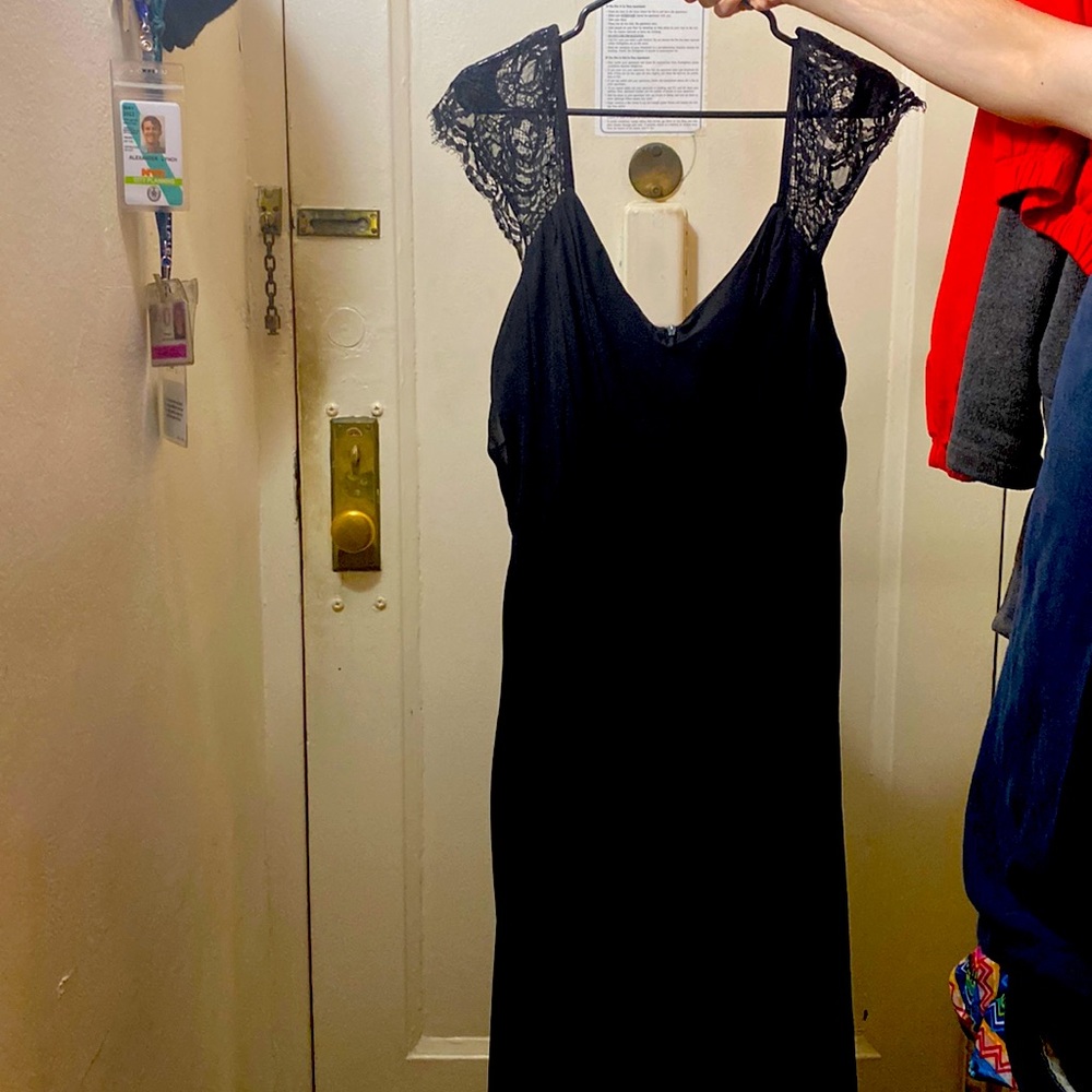 Straps of lace Size 18 elegant flowing dress